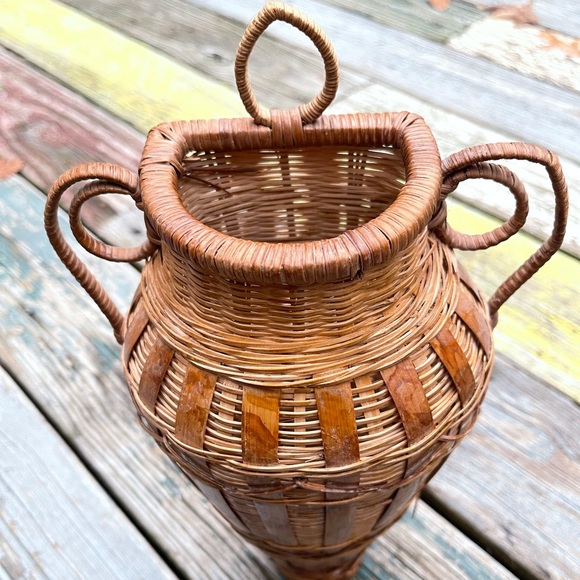 Retro Vintage Hanging Wicker Urn Shaped Wall Vase with Scrolling - Picture 3 of 13